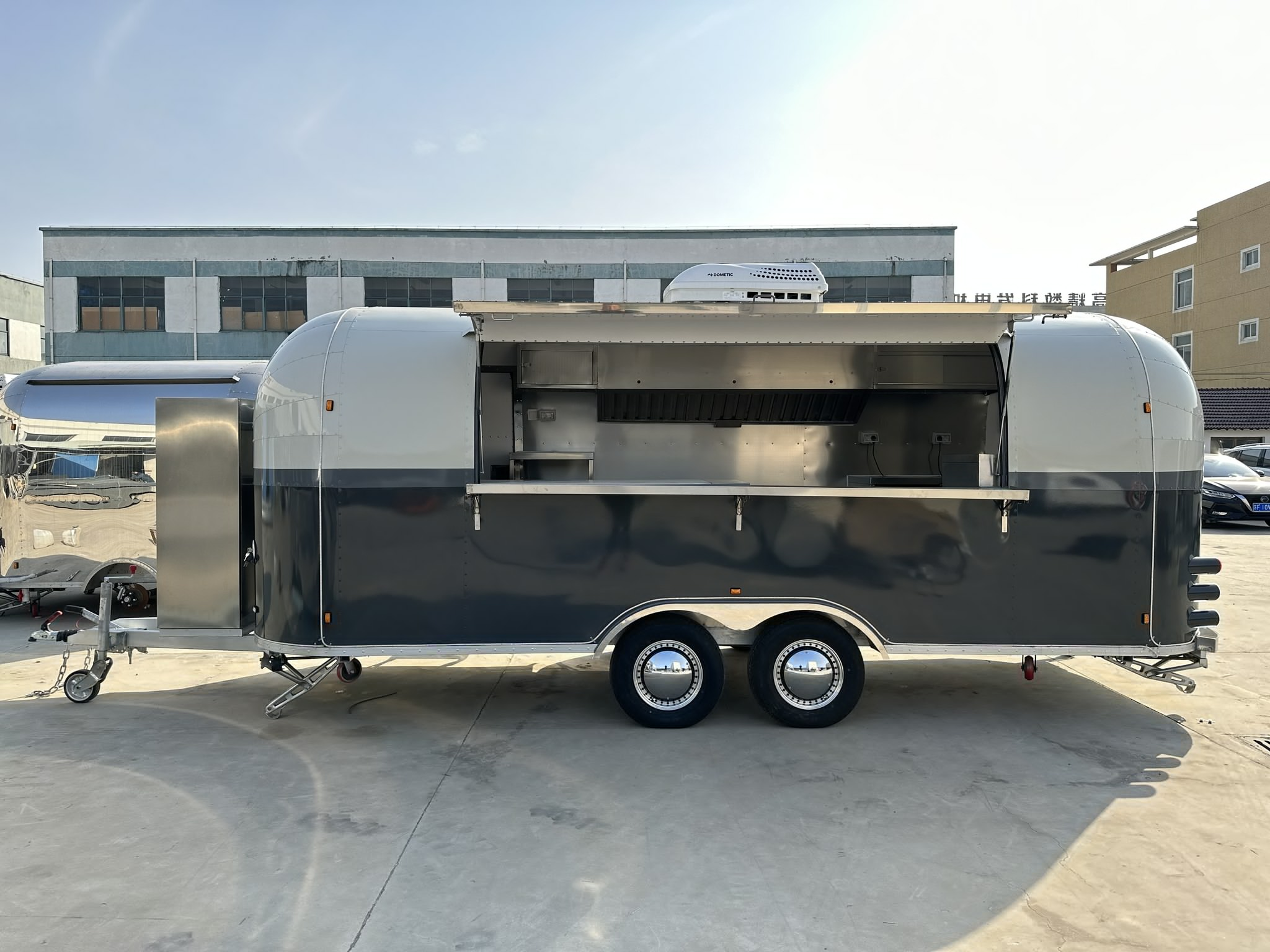 airstream-trailer-big-food-trailer-bbq-airstream-trailer